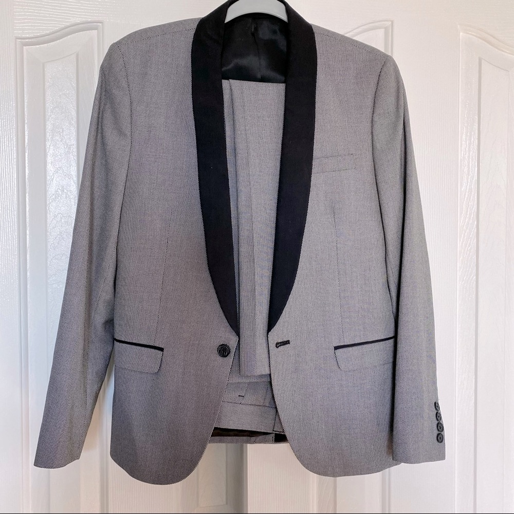 Stylish Slim Fit Suit!